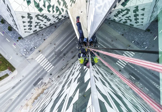 Rope access på Bella Sky